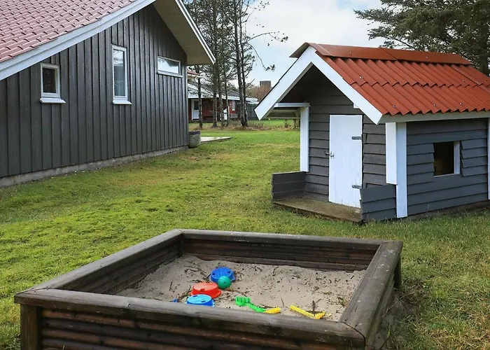 10 Person In Lokken-by Traum